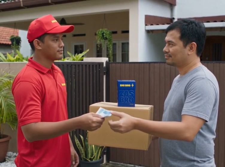 Pelanggan bayar tunai kepada kurier berbaju merah bila barang sampai