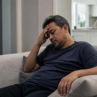 Lelaki keletihan di atas sofa